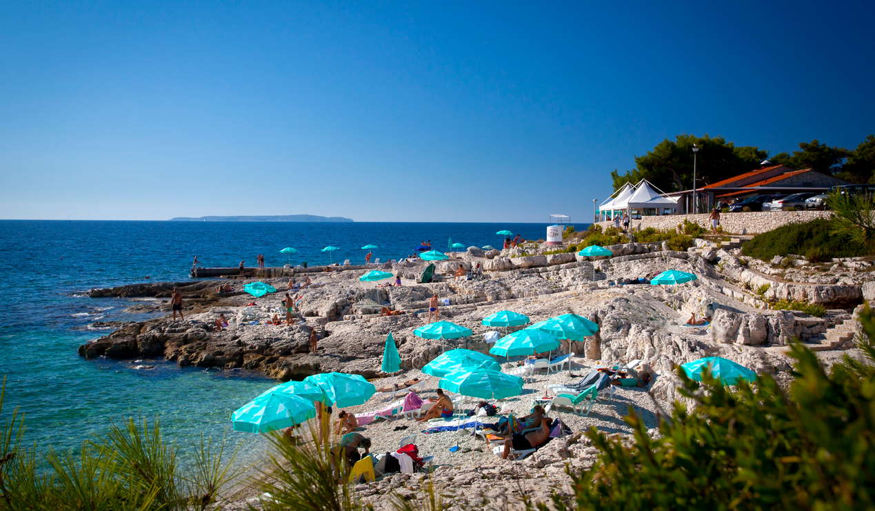 Zum Familienhotel Vespera auf der Insel Lošinj gehört diese Badebucht